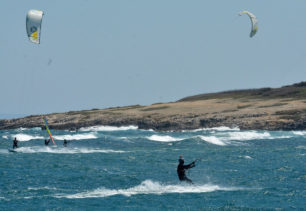 Surferi i kitesurferi u uvali Kuje u Ližnjanu (Danilo MEMEDOVIĆ)